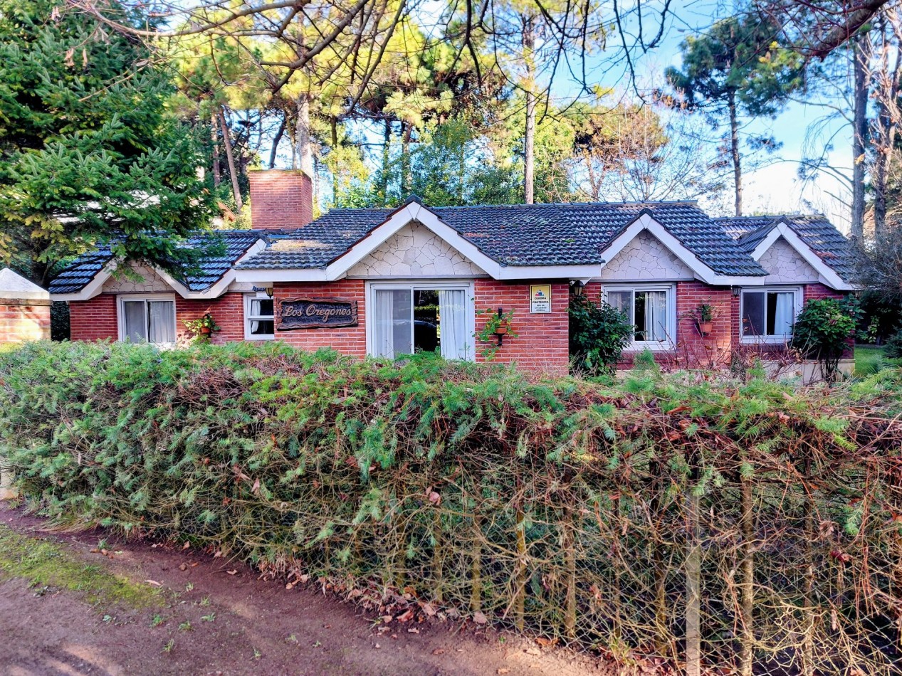 Casa 2 dormitorios 2 baños Quincho cerrado Cochera + Dependencia de servicio