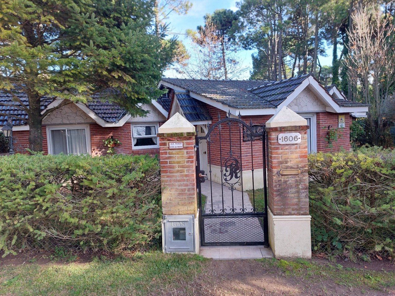 Casa 2 dormitorios 2 baños Quincho cerrado Cochera + Dependencia de servicio