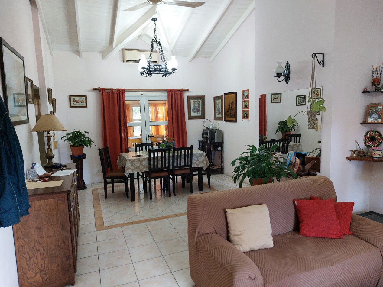 Casa 2 dormitorios 2 baños Quincho cerrado Cochera + Dependencia de servicio