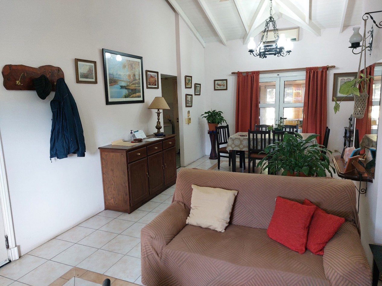 Casa 2 dormitorios 2 baños Quincho cerrado Cochera + Dependencia de servicio