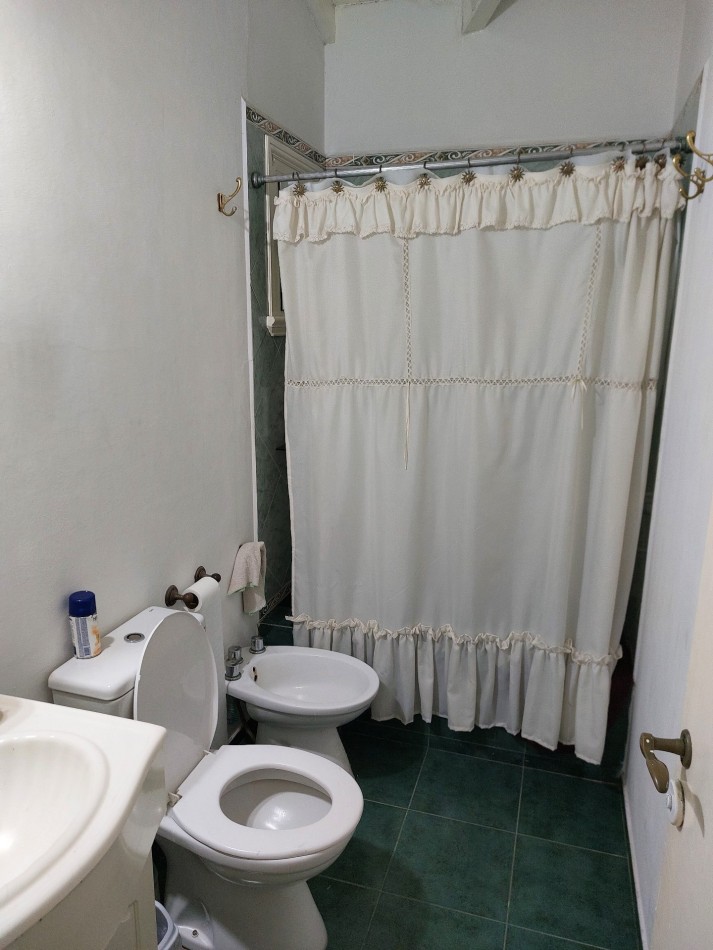 Casa 2 dormitorios 2 baños Quincho cerrado Cochera + Dependencia de servicio