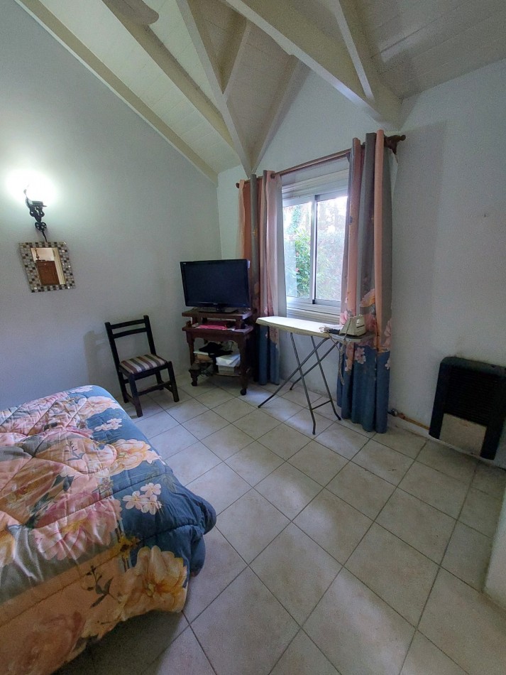 Casa 2 dormitorios 2 baños Quincho cerrado Cochera + Dependencia de servicio