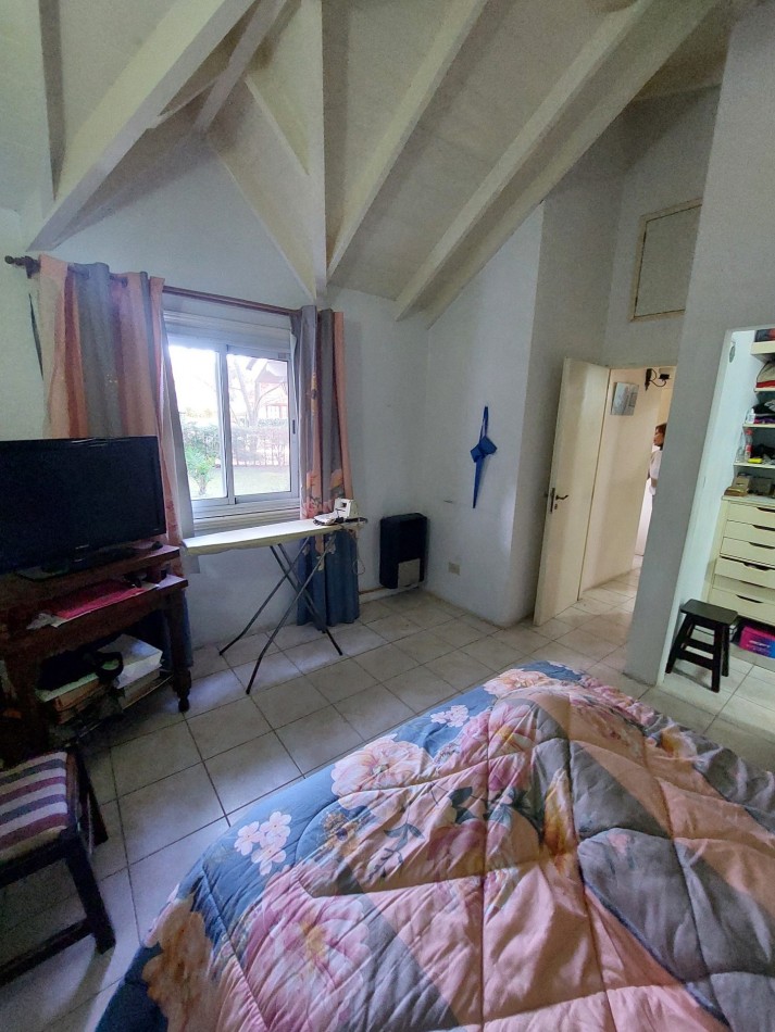 Casa 2 dormitorios 2 baños Quincho cerrado Cochera + Dependencia de servicio