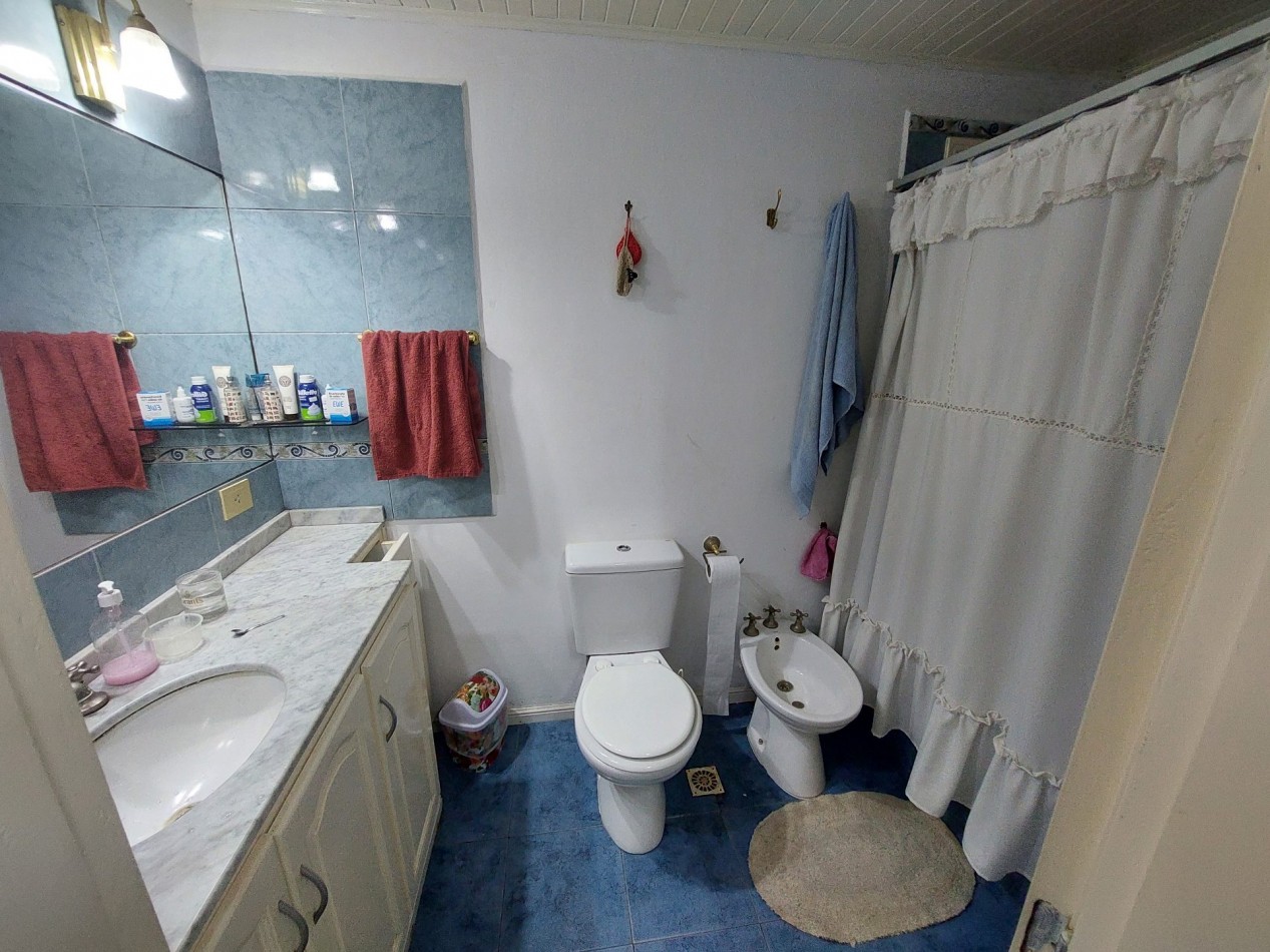 Casa 2 dormitorios 2 baños Quincho cerrado Cochera + Dependencia de servicio