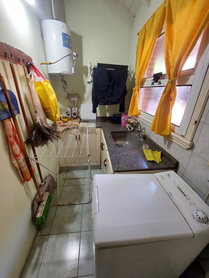 Casa 2 dormitorios 2 baños Quincho cerrado Cochera + Dependencia de servicio