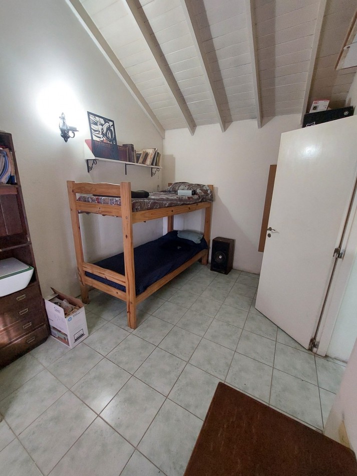 Casa 2 dormitorios 2 baños Quincho cerrado Cochera + Dependencia de servicio