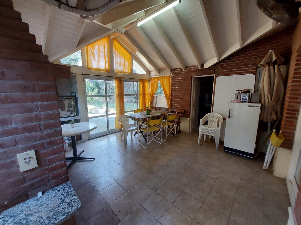 Casa 2 dormitorios 2 baños Quincho cerrado Cochera + Dependencia de servicio
