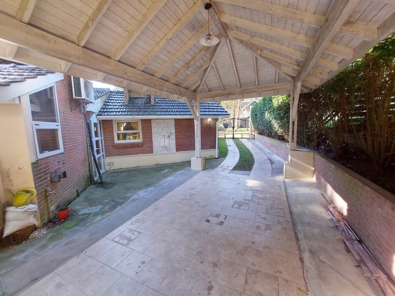 Casa 2 dormitorios 2 baños Quincho cerrado Cochera + Dependencia de servicio