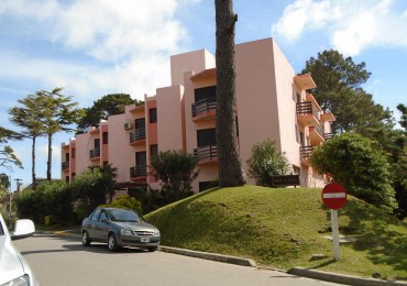 Monoambiente Centrico con Patio y  Cochera Fija 