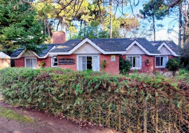 Casa 2 dormitorios 2 baños Quincho cerrado Cochera + Dependencia de servicio